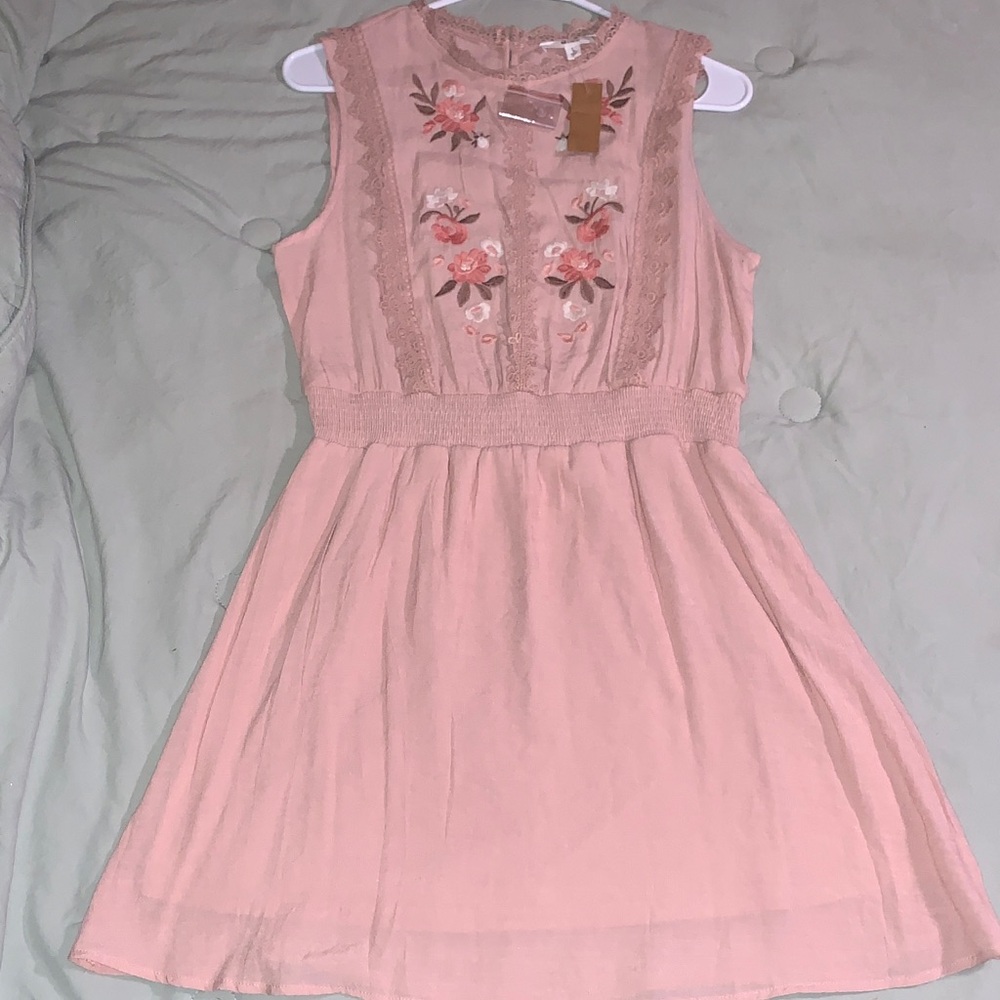 NWT Mine Womens Floral Rose Embroidered Dusty Pink Sz L Dress